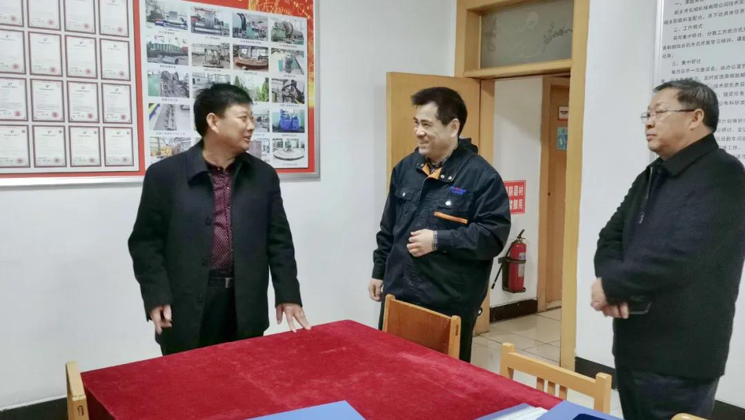新鄉(xiāng)市總工會副主席王世良(左一)、輝縣市總工會主席李樹林(右一)指導工作