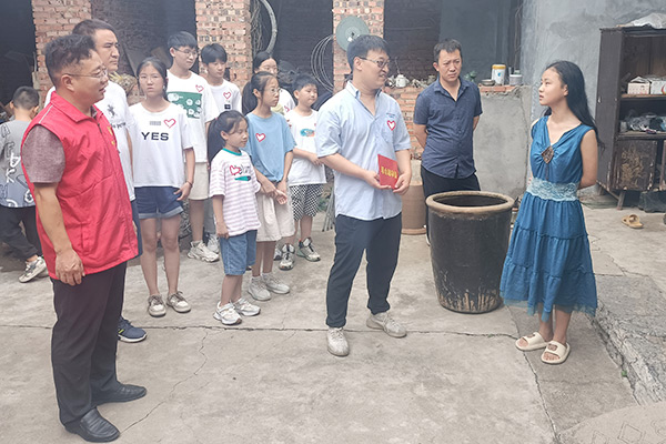 新鄉(xiāng)長城集團(tuán)愛心家庭攜手輝縣義工“愛心助學(xué)，點(diǎn)亮希望”